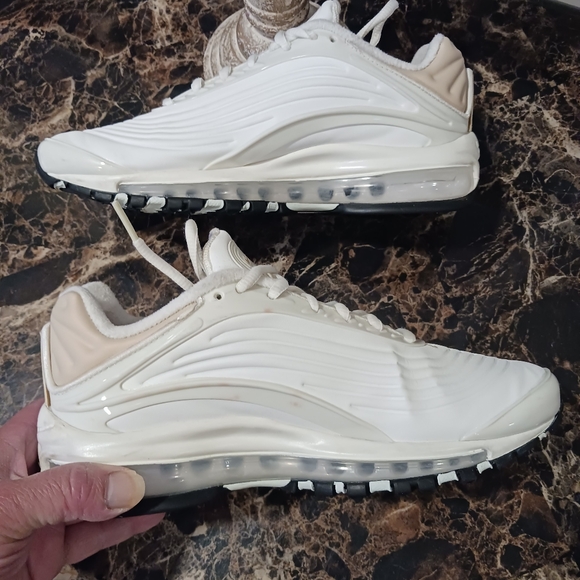 ⚫️  Nike AirMax Deluxe Streetwear/Lifestyle Shoes Size 7 Men/8.5 Women - Picture 10 of 13